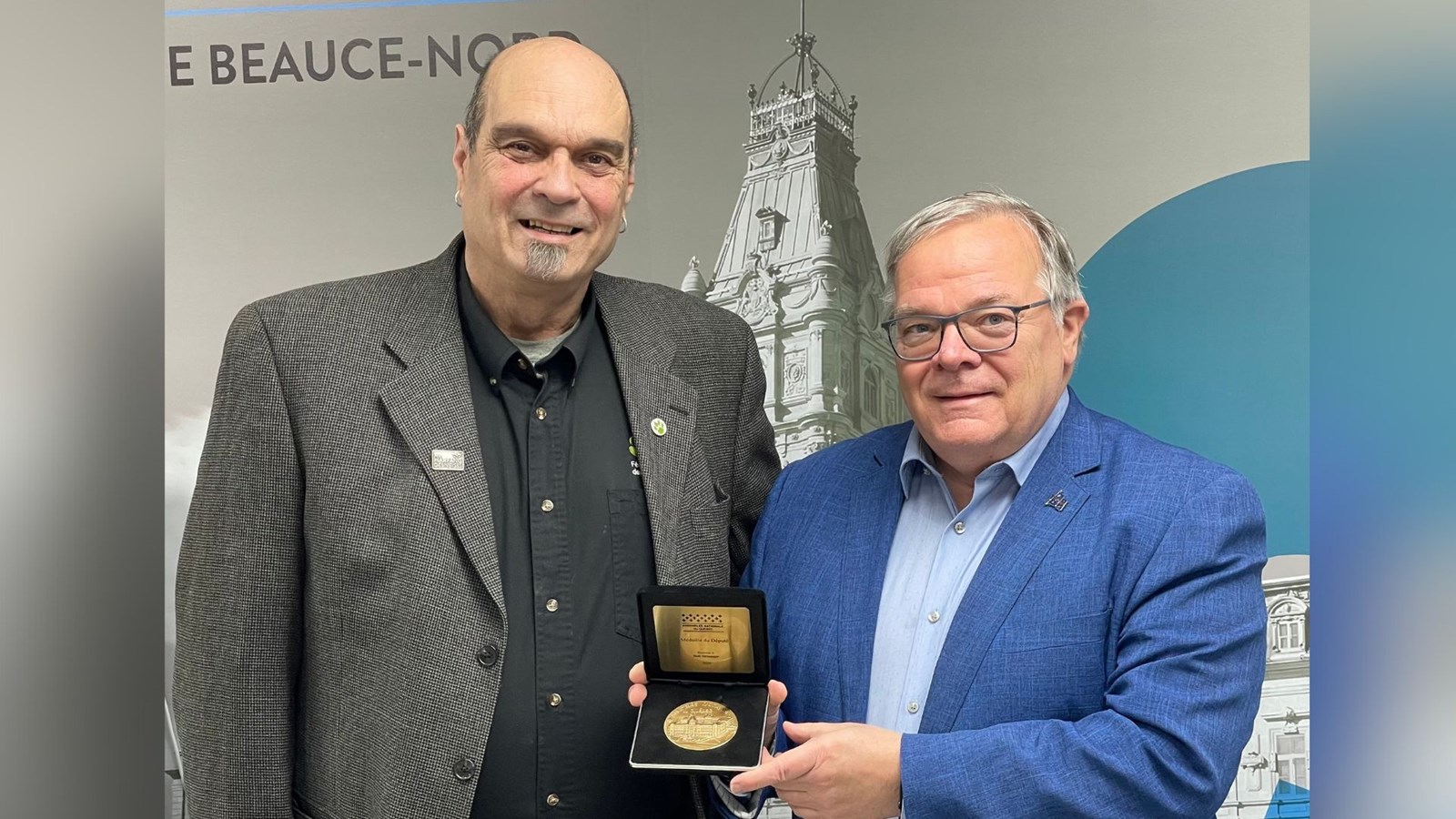 La médaille de l’Assemblée nationale à Bob Bélanger