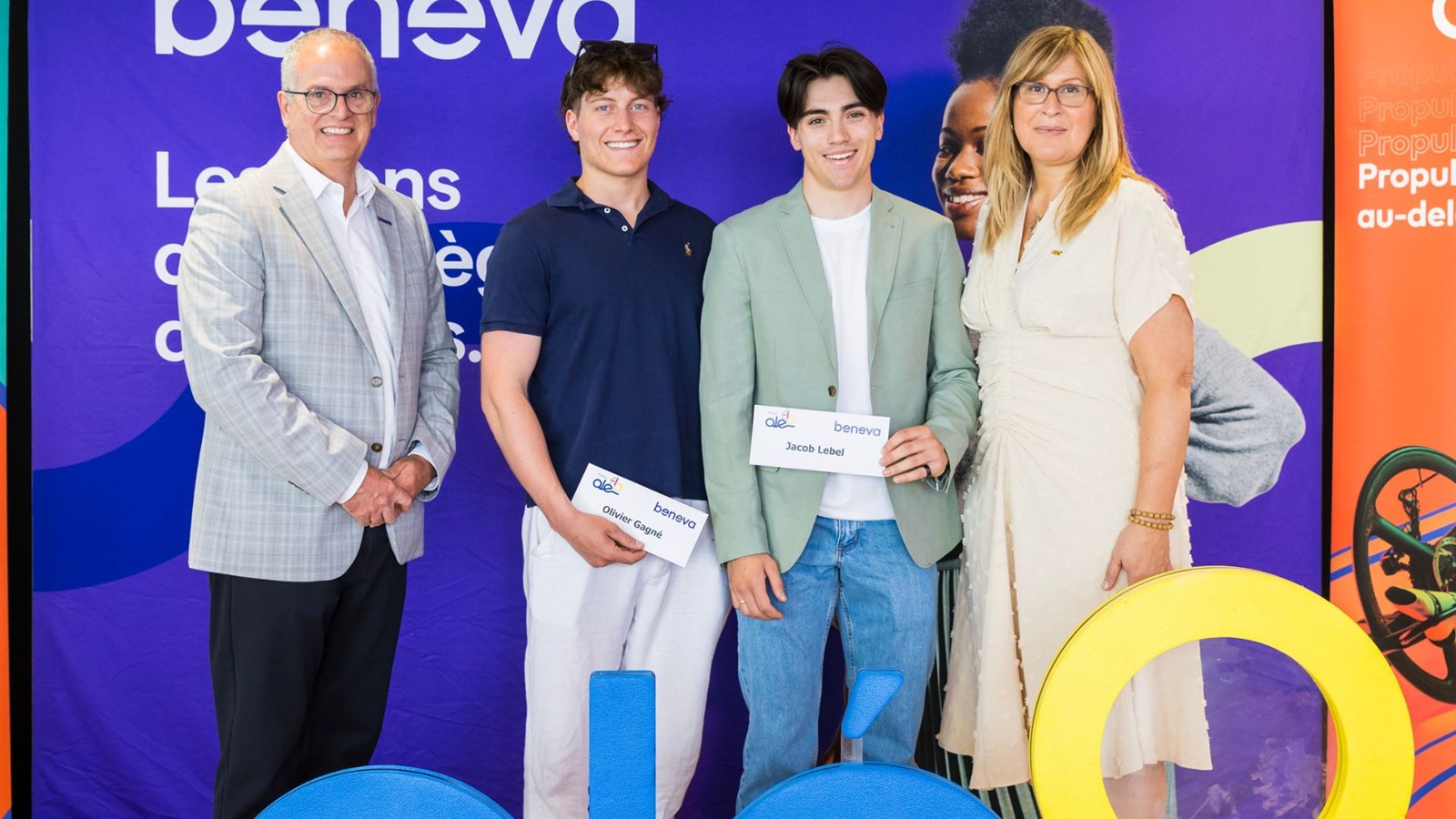 Deux boursiers en surf des neiges