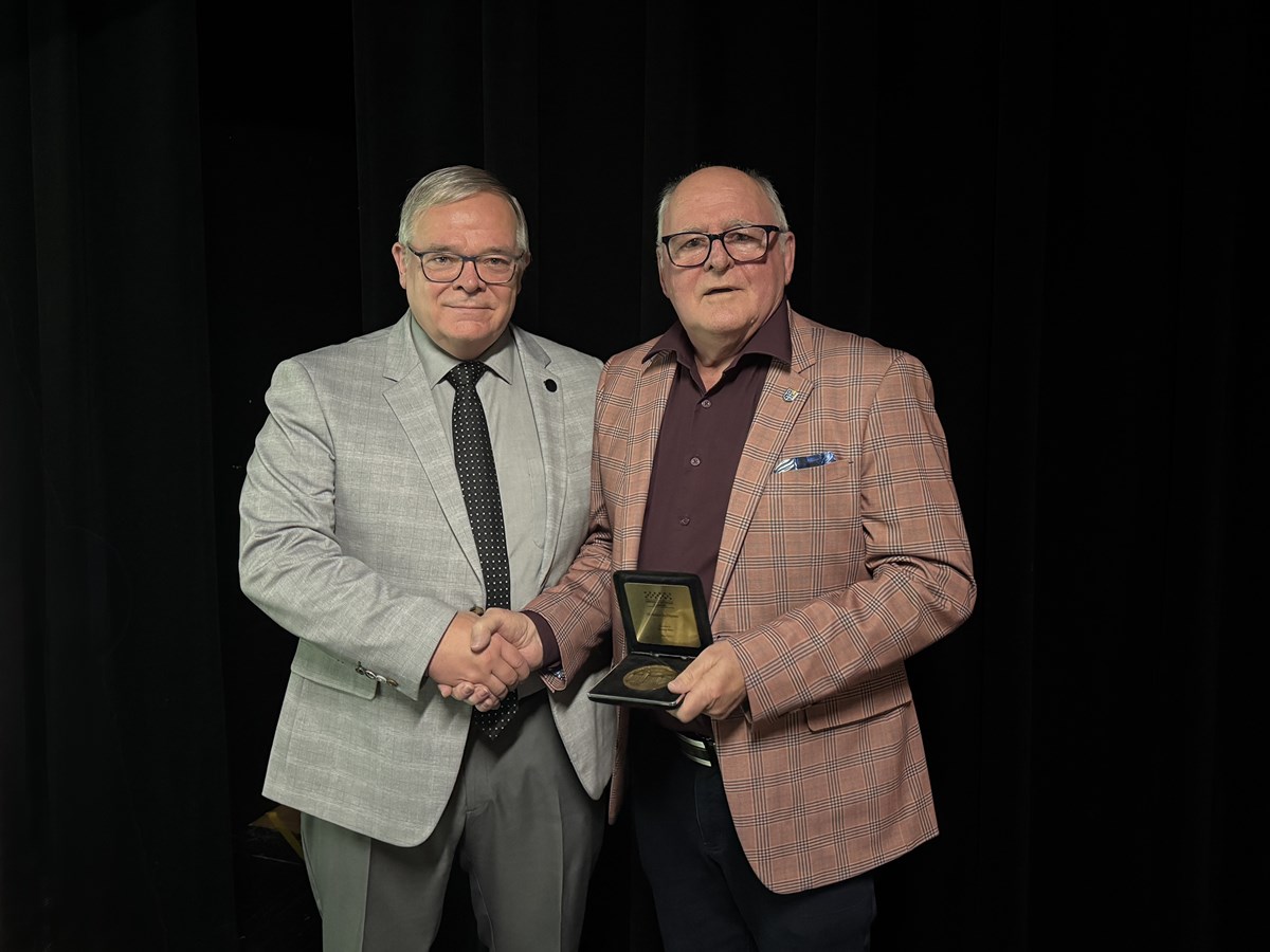 Marcel Roy reçoit la médaille du député pour son engagement à Beauceville