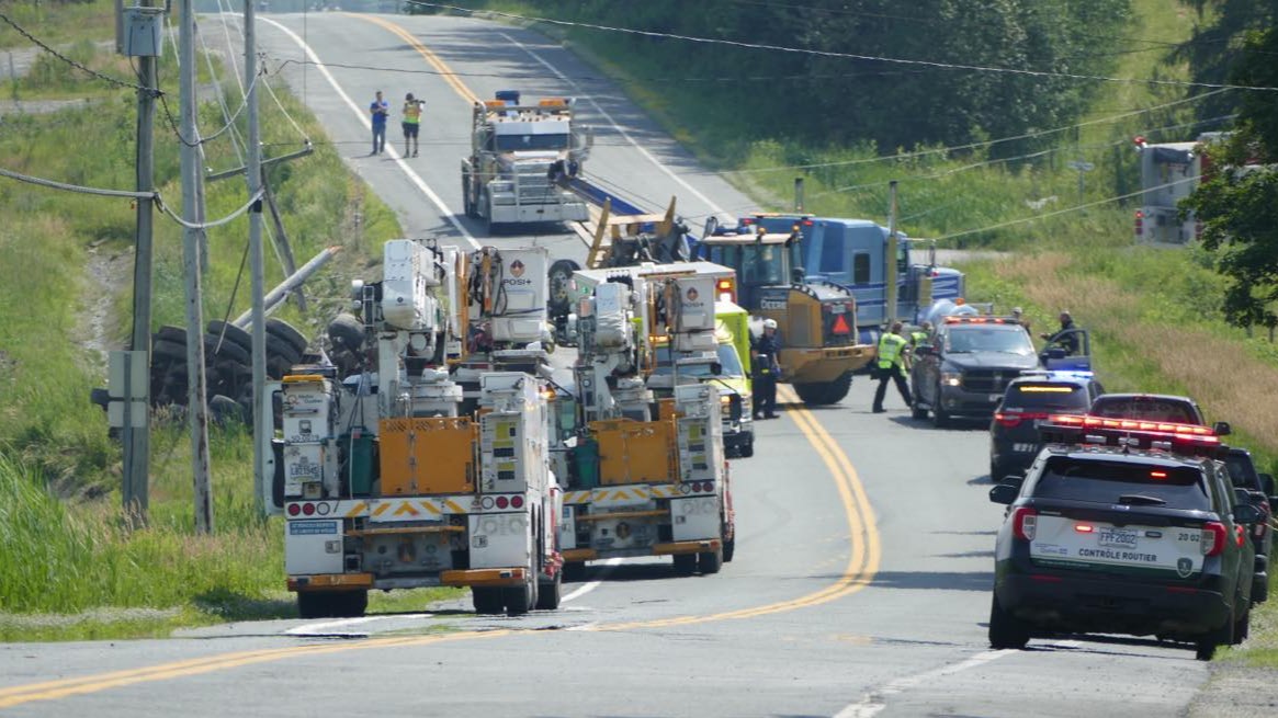 Saint-Éphrem: un camion lourd a percuté une ligne électrique