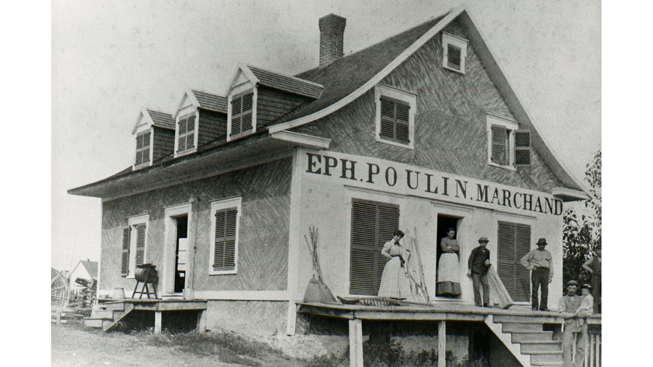 Les magasins d'autrefois du marchand Ephrem Poulin