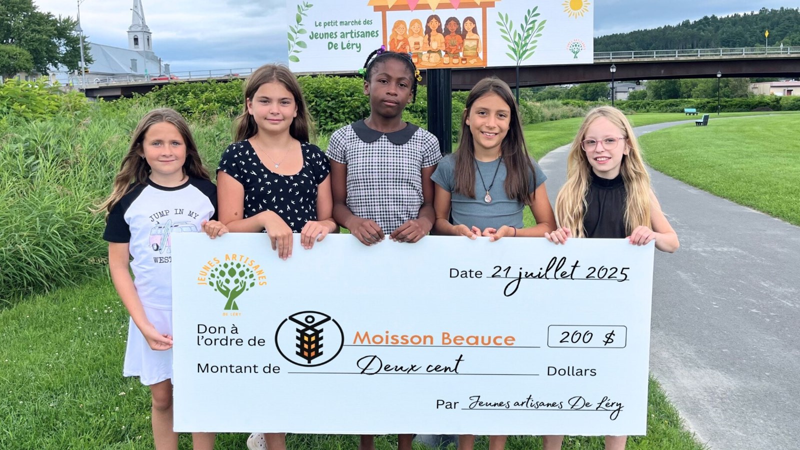 Des jeunes artisanes font un don à Moisson Beauce  