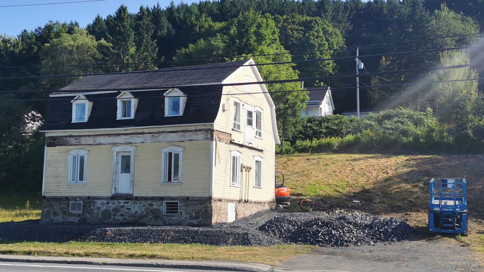 Beauceville: début de «renippage» de la maison délabrée