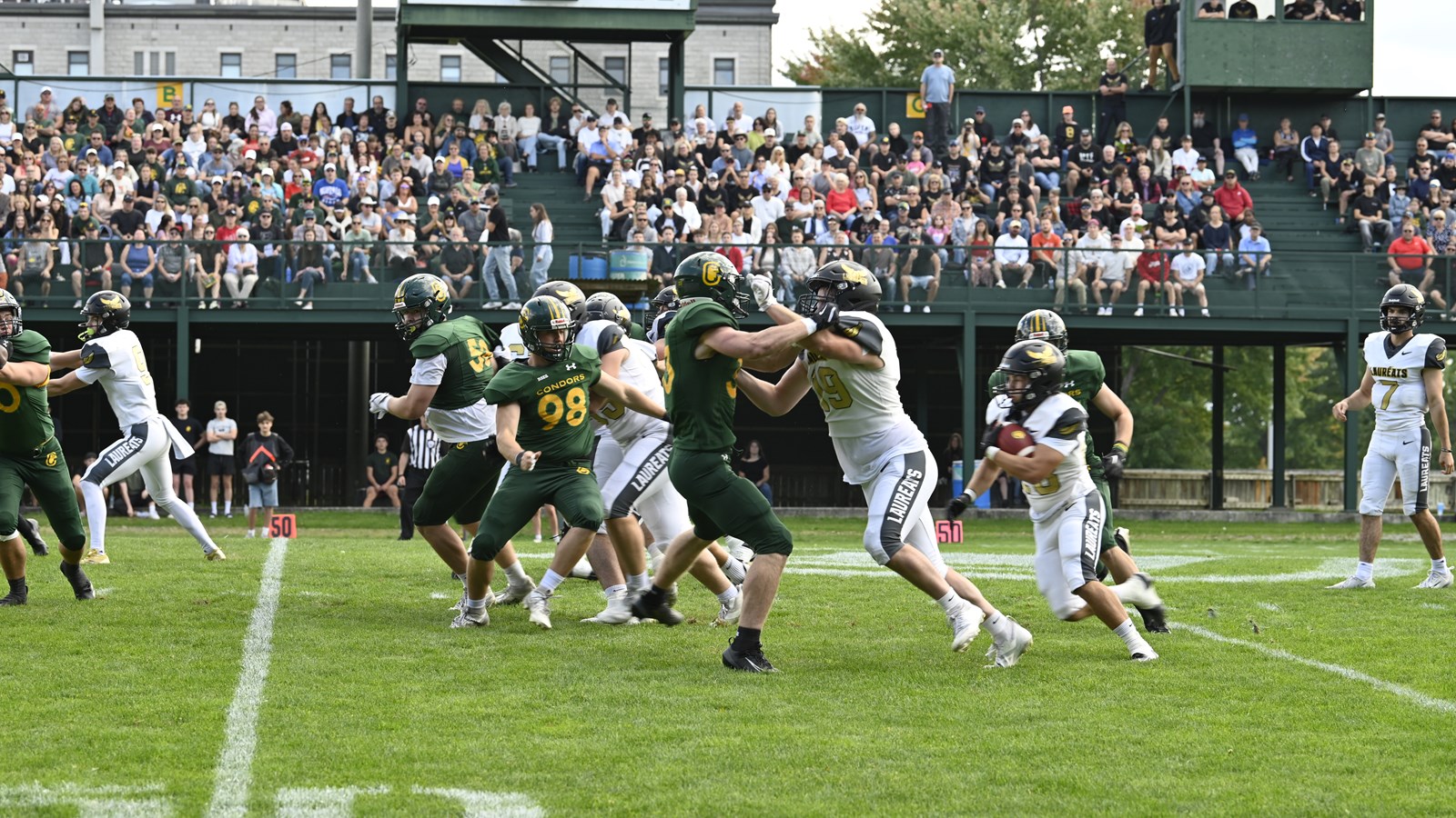 Les Condors football freinés par les Lauréats de Saint-Hyacinthe