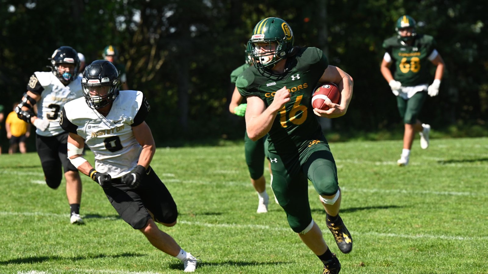 Les Condors football frappent fort à Valleyfield