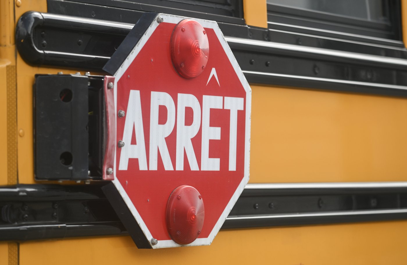 Le signal d'arrêt des bus scolaires trop souvent ignoré, déplorent les transporteurs
