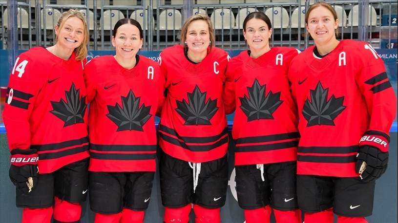 Hockey féminin: Captain Clutch en uniforme contre l'Allemagne
