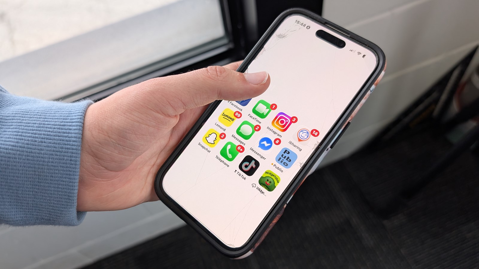 Les Québécois passent 3 heures et 41 minutes par jour sur les réseaux sociaux