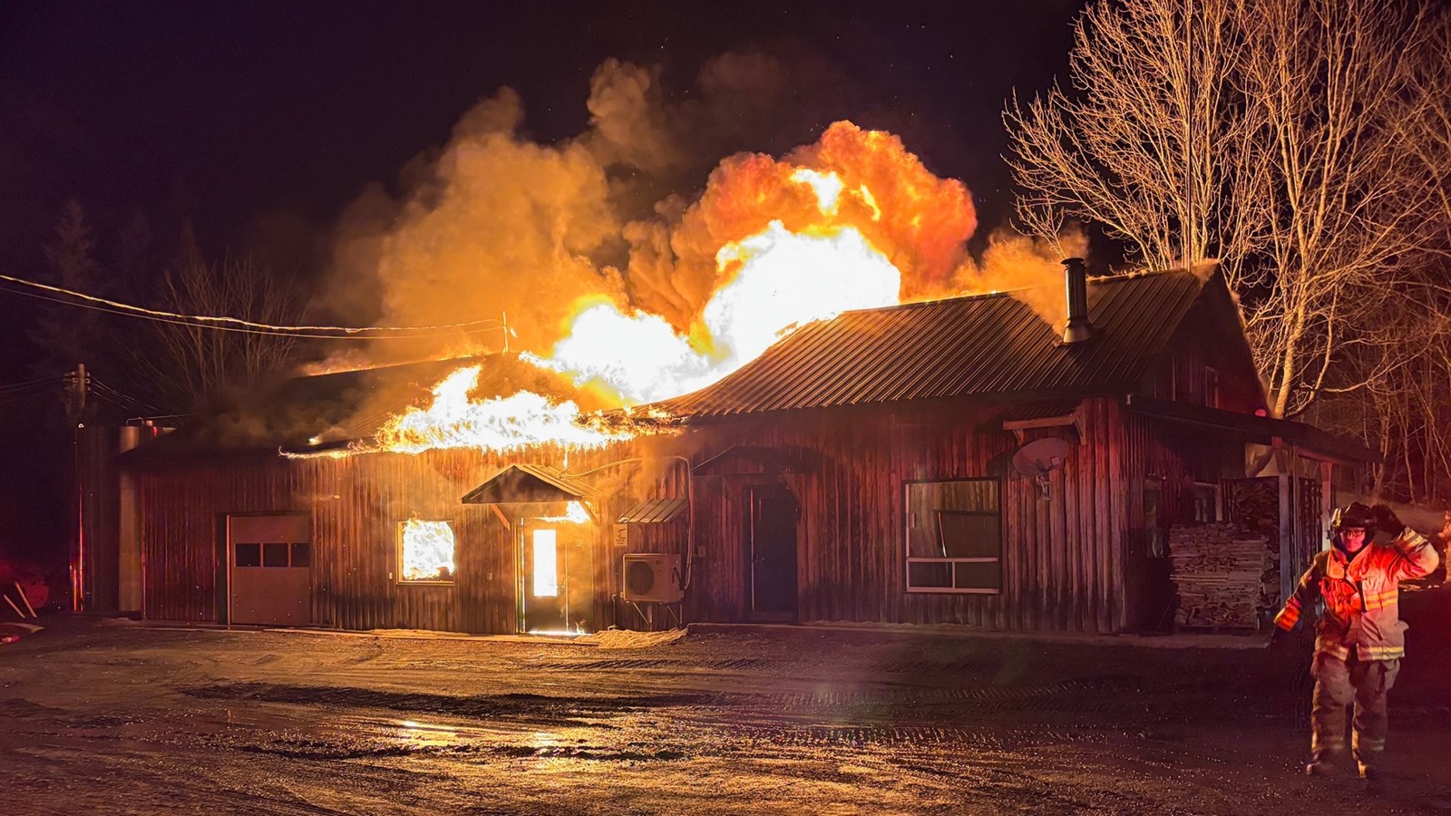 Saint-Ludger: un incendie détruit une cabane à sucre de l'Érablière Lapierre