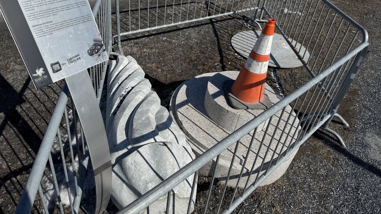 Saint-Georges: une sculpture de Beauce Art endommagée par un véhicule
