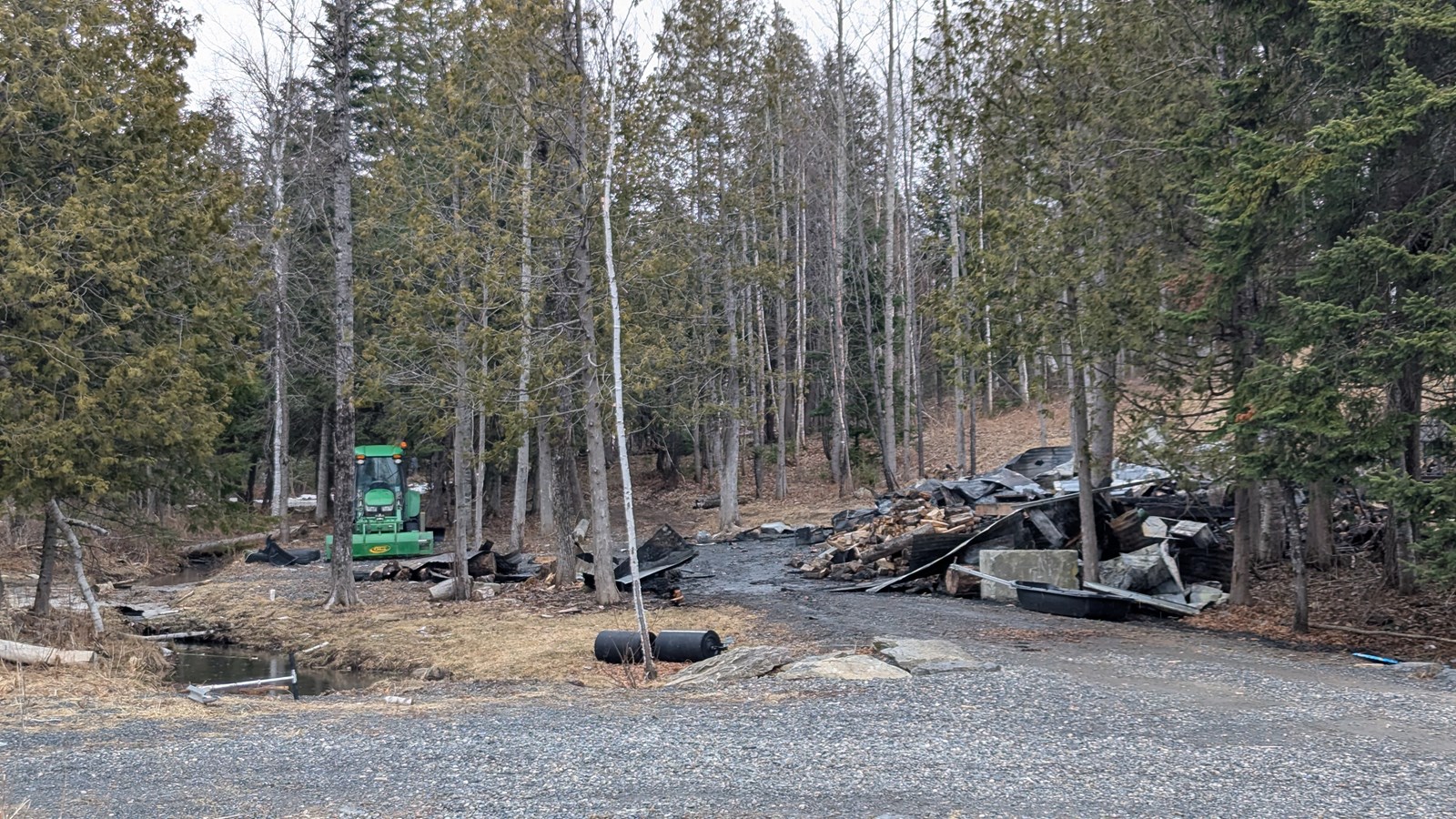 Une petite cabane à sucre rasée par un incendie la nuit dernière