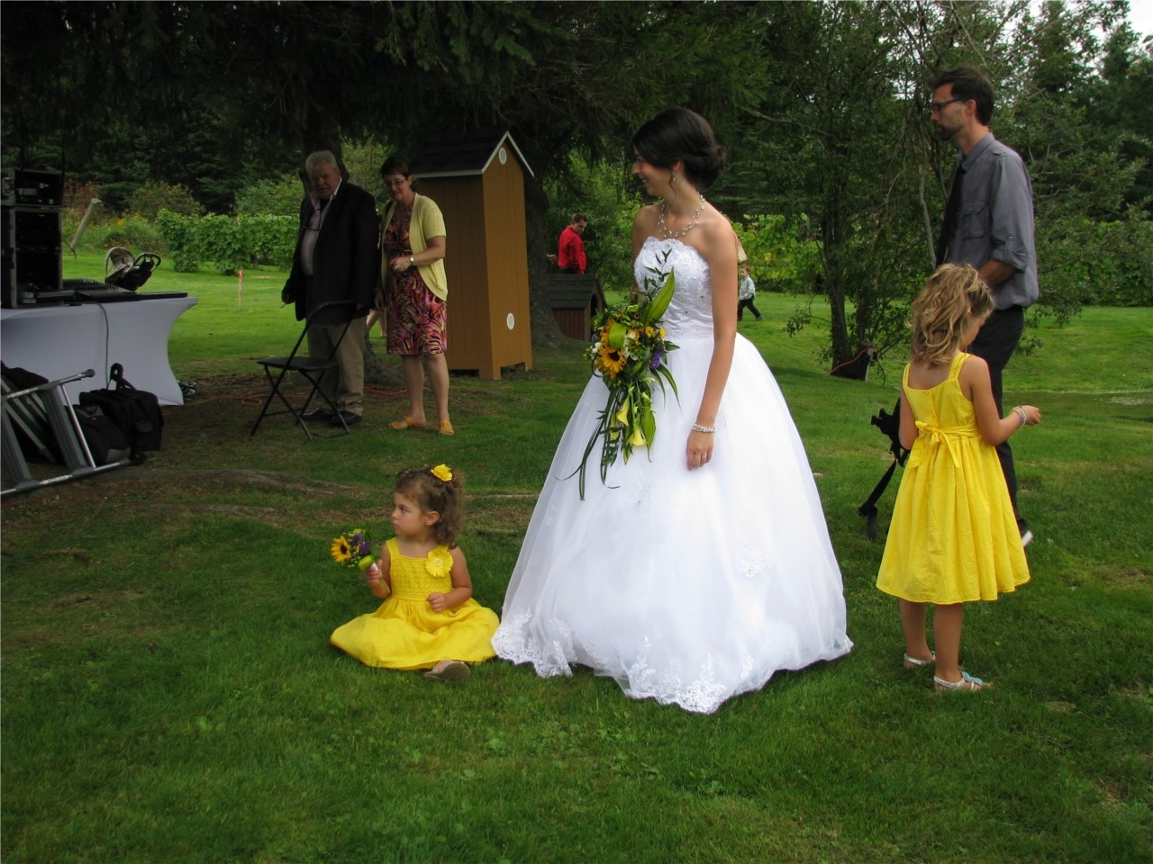 une jolie mariée et ses bouquetières 