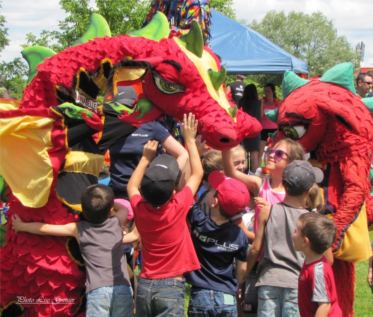 Les enfants sont en amour avec les dragons